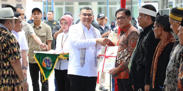 Serahkan 1.641 Sertipikat Redistribusi Tanah di Kabupaten Majalengka, Wamen Ossy: Komitmen Negara Wujudkan Keadilan dan Kesejahteraan Rakyat