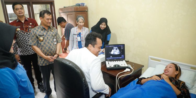 Kabar Gembira! Gubernur Luthfi Luncurkan Speling, Kini Periksa Kesehatan Gratis di Balai Desa