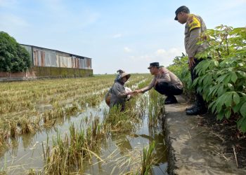 Jelang Hari Raya Idul Fitri 1446 H, Polsek Karangtengah Berikan Bansos kepada Buruh Tani