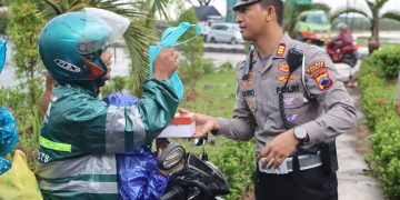 Polres Demak Bagikan Takjil dan Imbau Tertib Berlalu Lintas