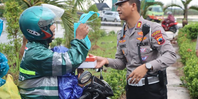 Polres Demak Bagikan Takjil dan Imbau Tertib Berlalu Lintas