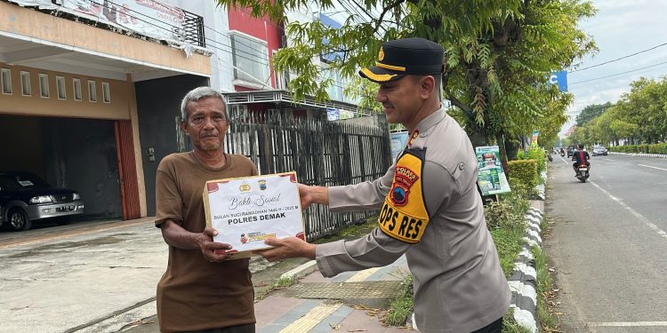Polres Demak Gelar Bakti Sosial Ramadhan, Bagikan Sembako kepada Masyarakat