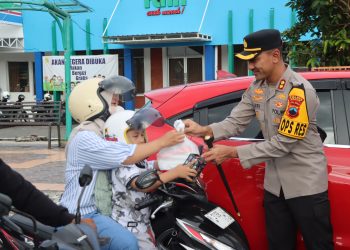 Polres Demak Kembali Bagikan Takjil, Sambil Patroli Ngabuburit
