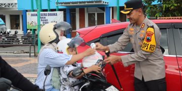 Polres Demak Kembali Bagikan Takjil, Sambil Patroli Ngabuburit