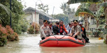 Kunjungi Pengungsi Banjir Grobogan, Gubernur Ahmad Luthfi Pastikan Logistik Aman