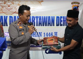 Polisi dan Wartawan Bagikan Ratusan Sajadah Hingga Takjil untuk Warga Sayung Terdampak Banjir