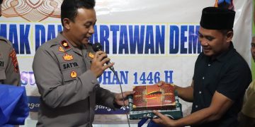 Polisi dan Wartawan Bagikan Ratusan Sajadah Hingga Takjil untuk Warga Sayung Terdampak Banjir