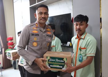 Kapolres Demak Berbagi Kebahagiaan Ramadhan, Berikan Bansos kepada Cleaning Service