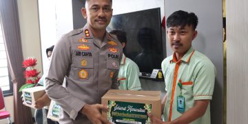 Kapolres Demak Berbagi Kebahagiaan Ramadhan, Berikan Bansos kepada Cleaning Service