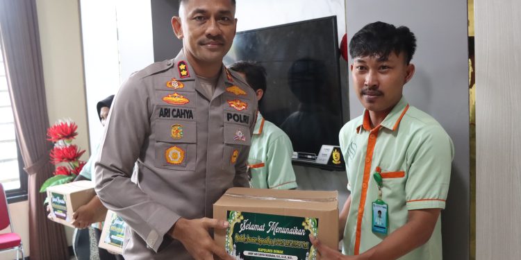 Kapolres Demak Berbagi Kebahagiaan Ramadhan, Berikan Bansos kepada Cleaning Service