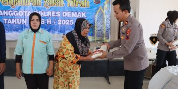 Polres Demak Salurkan 1.134 Paket Zakat Fitrah Anggota