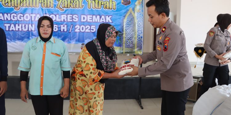 Polres Demak Salurkan 1.134 Paket Zakat Fitrah Anggota