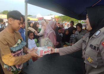 Berbagi Kebahagiaan Lebaran, Polres Demak Bagikan Ribuan Nasi Kotak Kepada Warga