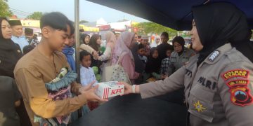 Berbagi Kebahagiaan Lebaran, Polres Demak Bagikan Ribuan Nasi Kotak Kepada Warga