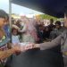 Berbagi Kebahagiaan Lebaran, Polres Demak Bagikan Ribuan Nasi Kotak Kepada Warga