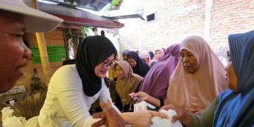 Aksi Nyata! Pengusaha Tanaman Hias Ini Bagikan Ratusan Sembako untuk Janda dan Lansia Tembalang Semarang