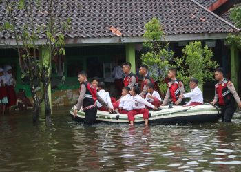 Polres Demak Antar Jemput Siswa Menggunakan Perahu Akbiat Banjir