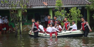 Polres Demak Antar Jemput Siswa Menggunakan Perahu Akbiat Banjir