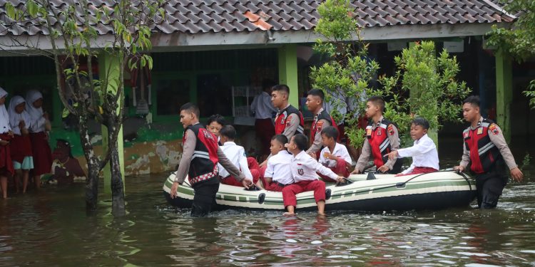 Polres Demak Antar Jemput Siswa Menggunakan Perahu Akbiat Banjir