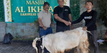 Paguyuban Karaoke dan LC Sarirejo Kurban Sapi dan Kambing