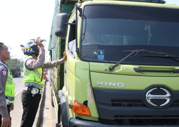 Puluhan Sopir Truk Menuju Semarang untuk Aksi Damai ODOL Dikawal Polres Demak
