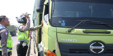 Puluhan Sopir Truk Menuju Semarang untuk Aksi Damai ODOL Dikawal Polres Demak