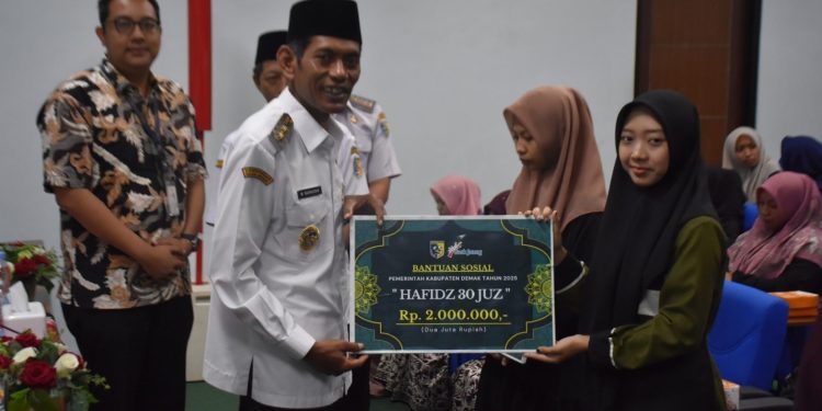 Pemkab Demak Salurkan Bantuan Rp 200 juta untuk 100 Hafidz dan Hafidzoh 30 Juz