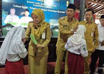 Bupati Demak Serahkan Santunan bagi Anak Yatim, Sumber Dana dari Zakat ASN