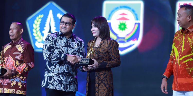 Berhasil Majukan UMKM dan Potensi Lokal, Wali Kota Semarang Agustina Wilujeng Raih Penghargaan