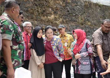 Kunjungi Korban Kebakaran, Wali Kota Semarang, Agustina Wilujeng Serahkan Bantuan