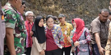 Kunjungi Korban Kebakaran, Wali Kota Semarang, Agustina Wilujeng Serahkan Bantuan