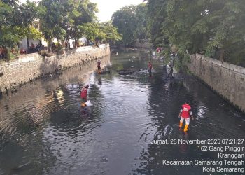 Hadapi Musim Hujan, Pemkot Bersihkan Kali Semarang