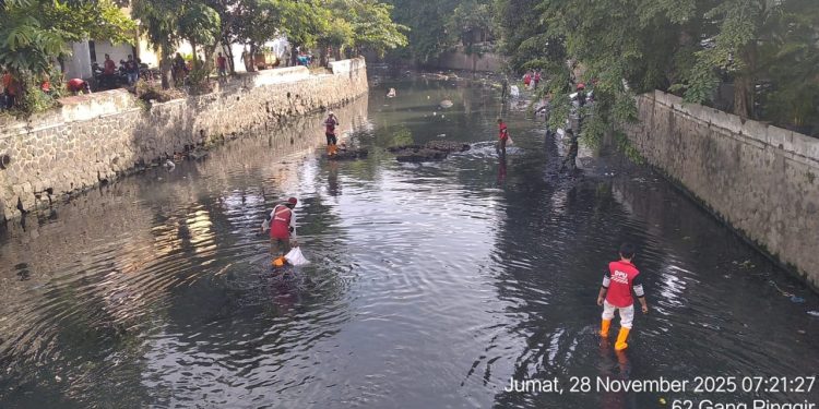 Hadapi Musim Hujan, Pemkot Bersihkan Kali Semarang