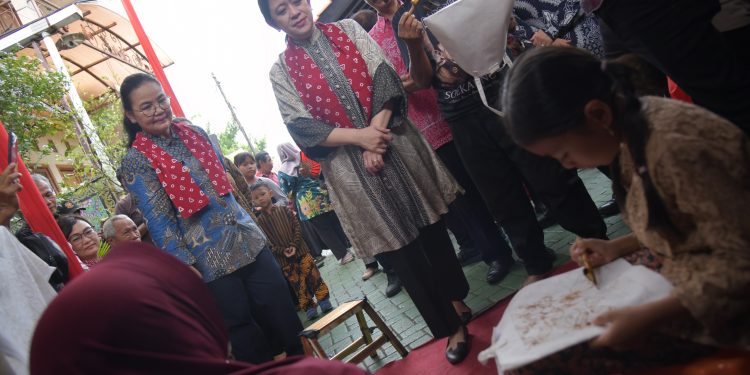 Ditemani Wali Kota Semarang, Puan Maharani Kunjungi Kampung Djadhoel