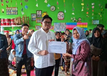 Andhika Satya Salurkan Bantuan APE di Desa Wonoagung, Dorong UMKM Go Digital