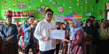 Andhika Satya Salurkan Bantuan APE di Desa Wonoagung, Dorong UMKM Go Digital