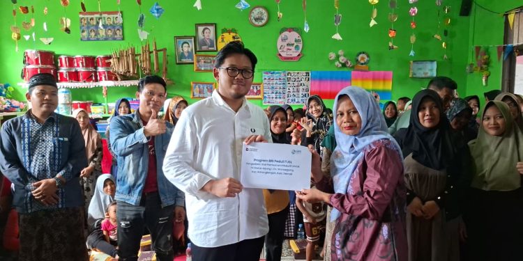 Andhika Satya Salurkan Bantuan APE di Desa Wonoagung, Dorong UMKM Go Digital