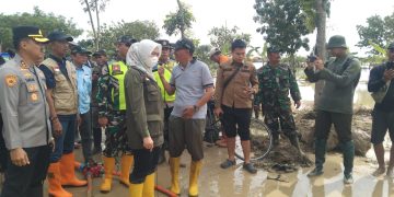 Tinjau Lokasi Jalan Ambles, Bupati Demak Pastikan Penanganan Tanggul Sungai Tuntang Dipercepat