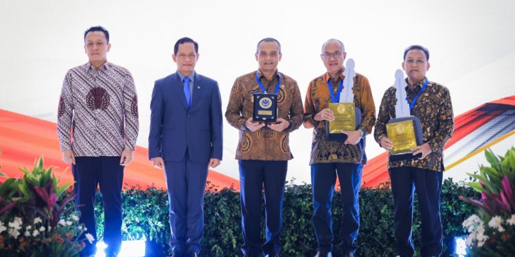 Gubernur Ahmad Luthfi Raih Penghargaan Pembina Terbaik Kinerja Pengelolaan Sampah 2026