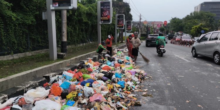 Tangani Laporan Masyarakat, DLH Kota Semarang Sigap Bersihkan Tumpahan Sampah