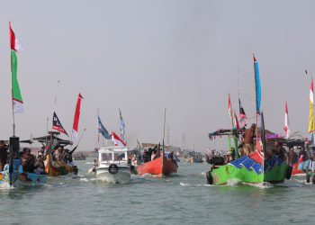Ratusan Kapal Nelayan Ramaukan Sedekah Laut Tambak Lorok