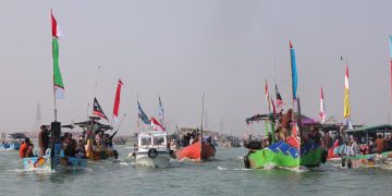 Ratusan Kapal Nelayan Ramaukan Sedekah Laut Tambak Lorok
