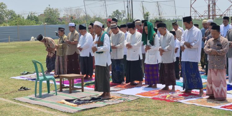 Kemarau Panjang Ratusan Warga Jamus Gelar Salat Istisqa, Berharap Hujan Segera Turun
